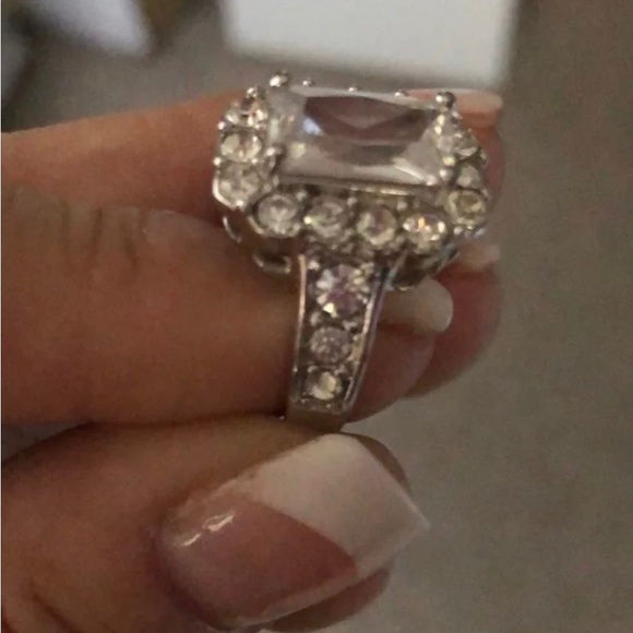 NWT STUNNING COCKTAIL RING EMERALD CUT ZIRCONIA STONE - Picture 2 of 9